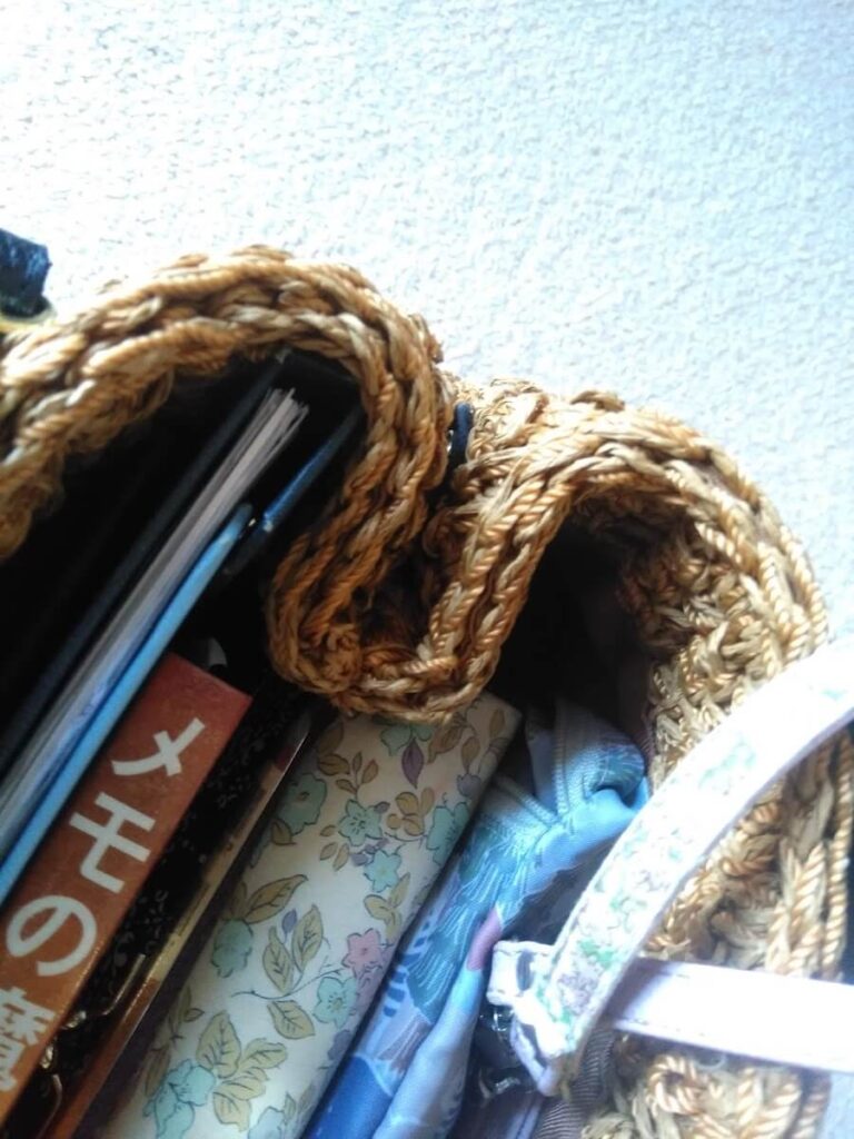 物をいれすぎるとサイドボタンが外れやすい