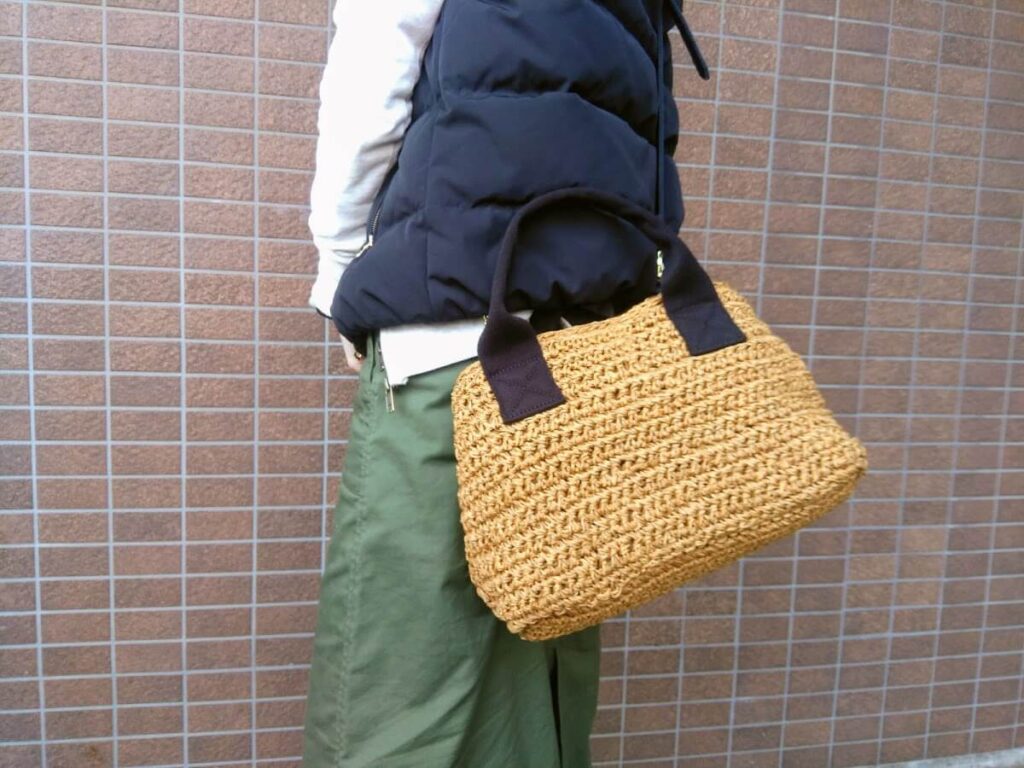 HAINIのかごバッグを斜めがけしてみた　大きさは結構大きく見える