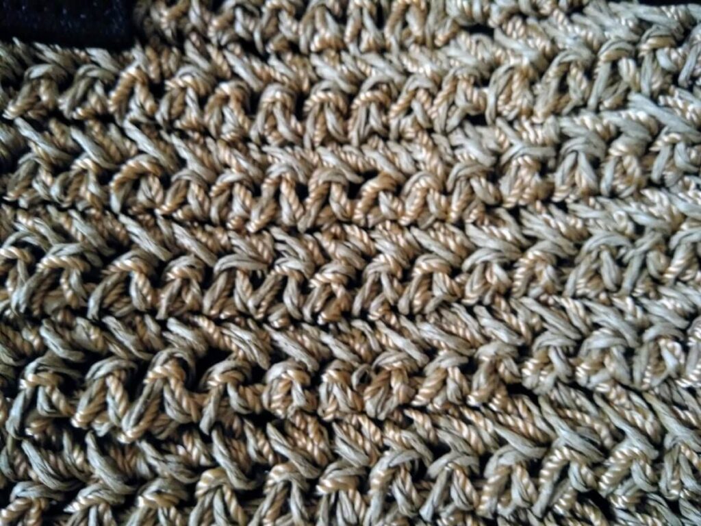 織り糸とペーパー素材で作られている