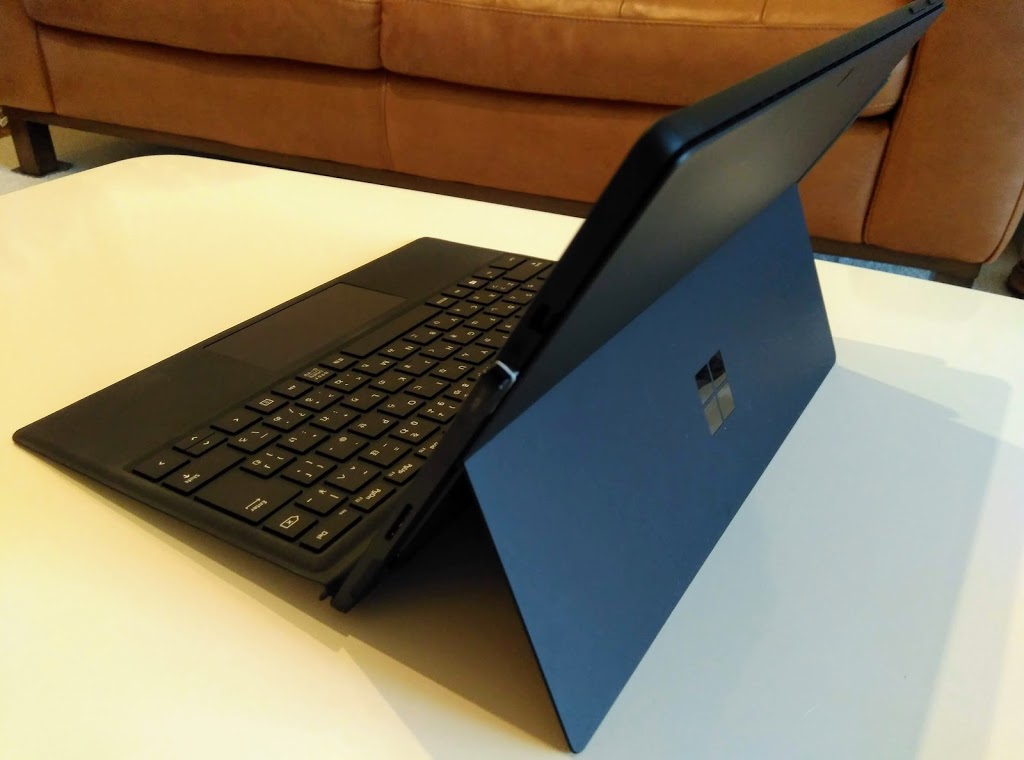Surface Pro6 デザイン キックスタンドが特徴