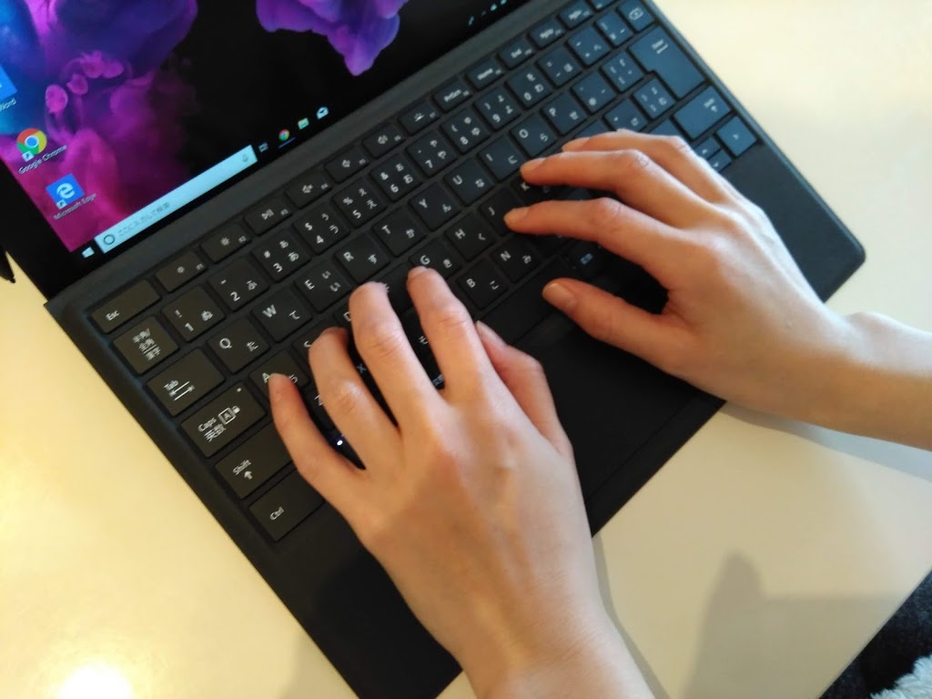 Surface Pro6 キーボードに手をのせたところ 女性