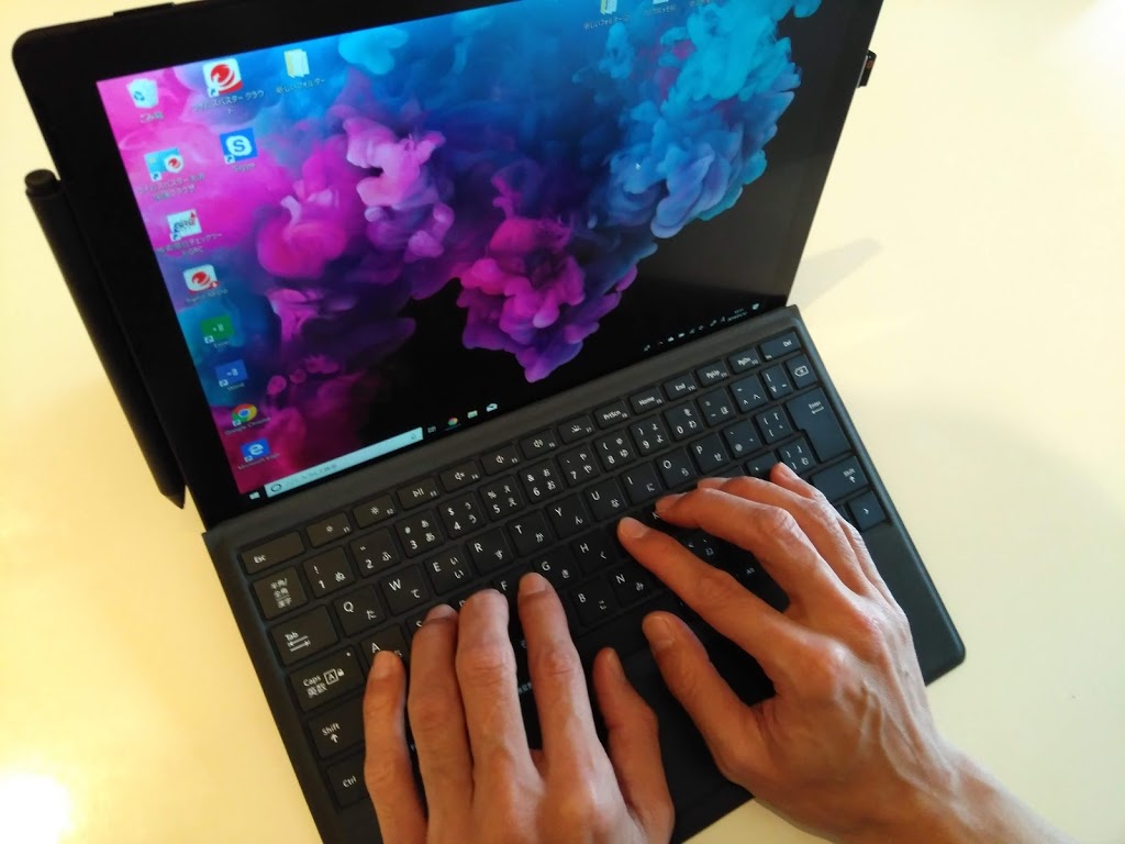 Surface Pro6 キーボードに手をのせたところ 男性