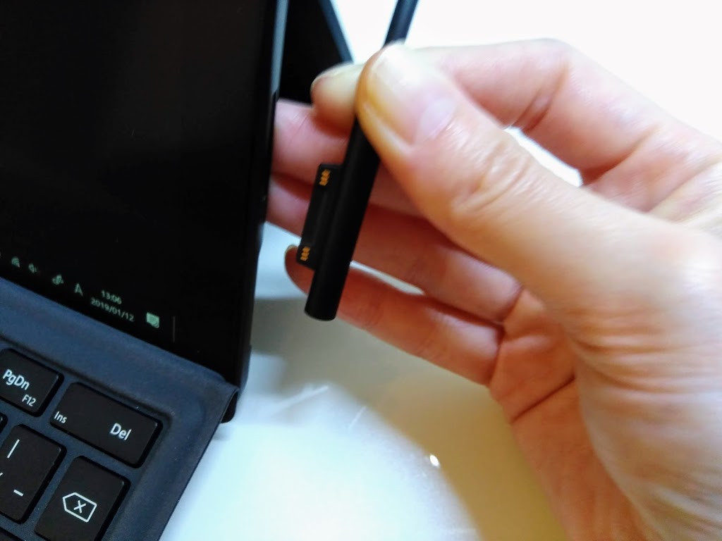 Surface Pro6 電源コードは磁石式